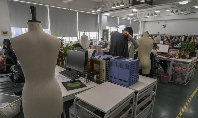 开网店卖服装，教你如何高效寻找工厂与专业设计服务